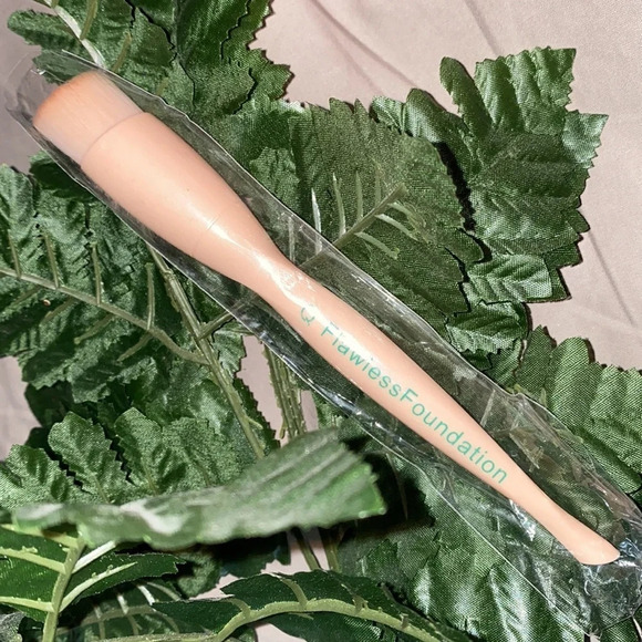 🎉⭐️HP⭐️💕Vegan  Q flawless foundation brush - Picture 11 of 13